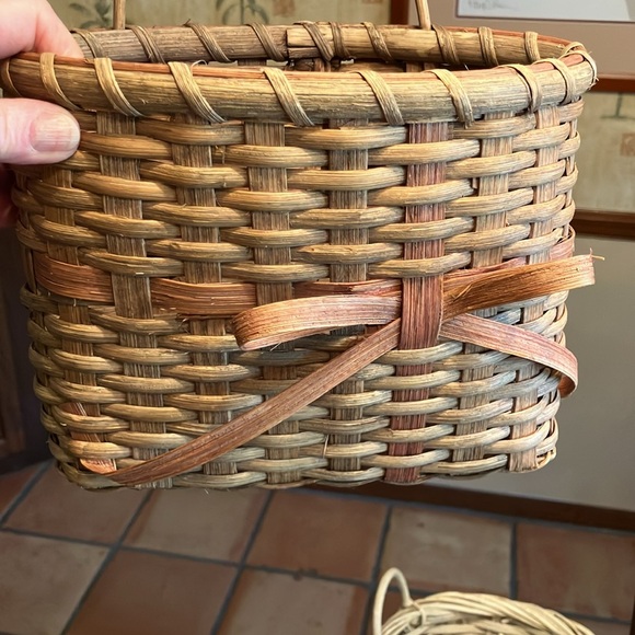 FIVE Beautiful handwoven BASKETS - Picture 14 of 15